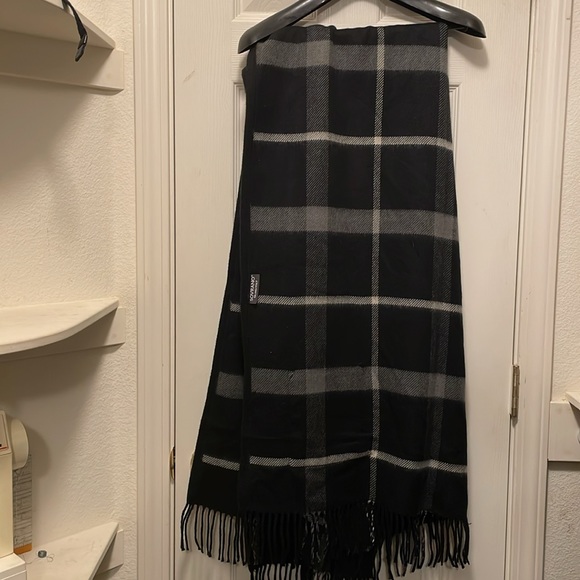 NWOT-Scarf/Wrap w/pockets - Picture 3 of 3